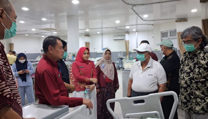 Wali Kota Adhan Jenguk Korban Penikaman, Serukan Stop KDRT