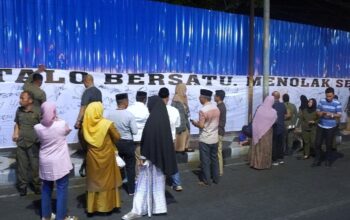 Warga Ramai-ramai Teken Petisi Tolak Kriminalisasi Terhadap Wali Kota Adhan