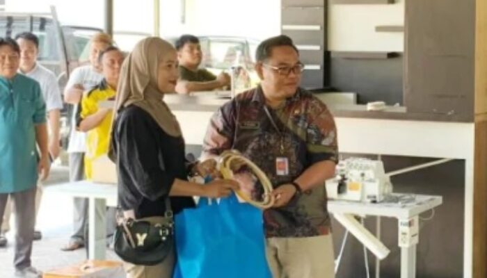 Pelaku IKM Gorontalo Terima Bantuan Mesin dan Peralatan dari Dinas Kumperindag