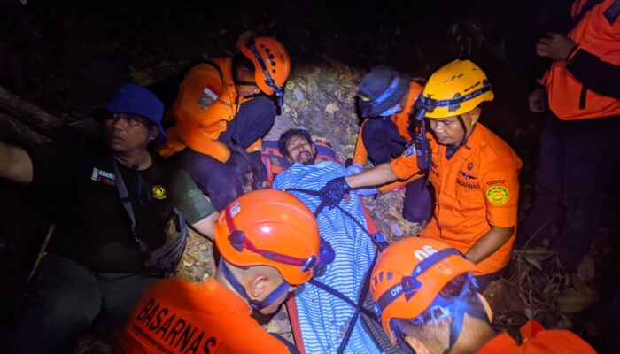 Tim SAR Evakuasi Warga Terjebak di Jalur Air Terjun Lombongo, Korban Ditemukan Lemas