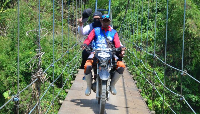 Tolak Helikopter, Gubernur Gusnar Pilih Naik Ojek Menuju Pinogu