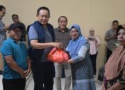 Hujan Turun saat Gusnar Bagikan Sembako, Warga Bone Pesisir Bersyukur