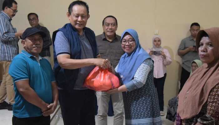 Hujan Turun saat Gusnar Bagikan Sembako, Warga Bone Pesisir Bersyukur