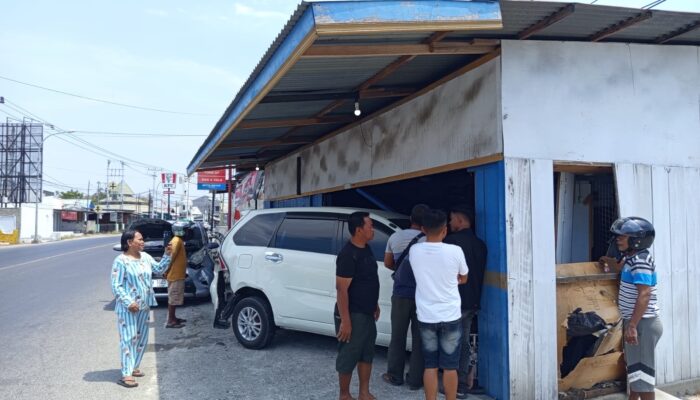 Mobil Calya Tabrak Avanza Terparkir hingga Hantam Ruko di Gorontalo