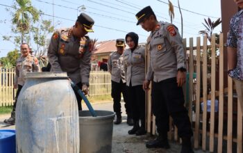 Polresta Gorontalo Kota Distribusikan 5.000 Liter Air Bersih di Wilayah Terdampak Kekeringan
