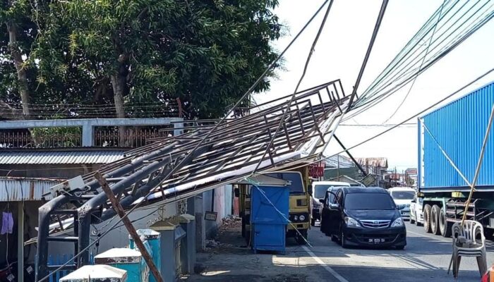 Papan Reklame Tua di Talumolo Sudah Pernah Dilaporkan Sebelum Roboh