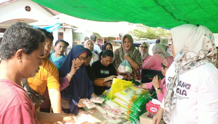 Warga Antre Sejak Pagi, Pasar Murah Pemkab Bone Bolango Diserbu