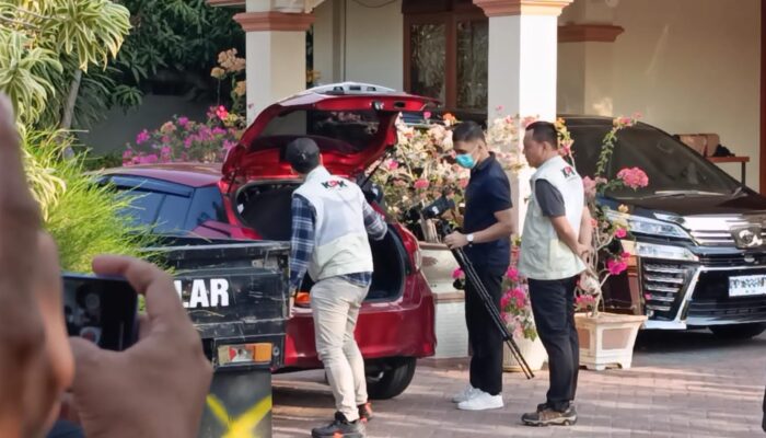 KPK Geledah Rumah Adnan Mbuinga, Dua Mobil Pribadi Turut Diperiksa