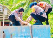Semangat Polwan Polda Gorontalo Turut Salurkan Air Bersih ke Masyarakat