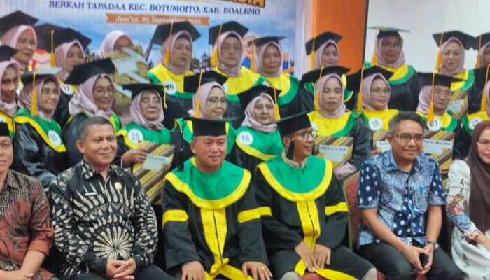 Wisuda 29 Lansia di Boalemo, Wabup Lahmuddin: Usia Bukan Penghalang untuk Belajar