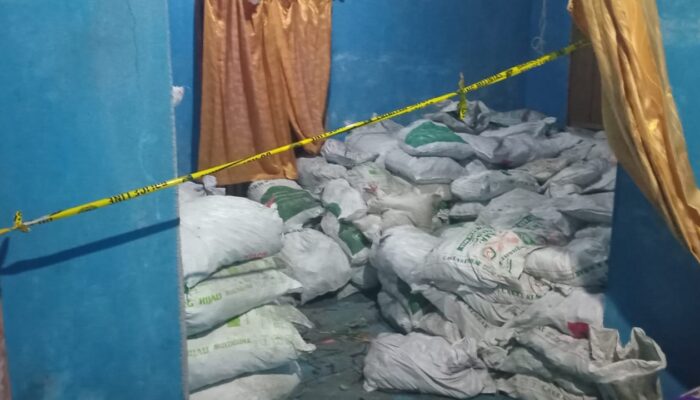 ‎300 Karung Batu Hitam Diamankan Polsek Bone dari Rumah Warga