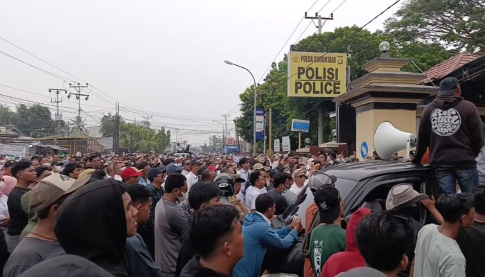 ​Ribuan ASN dan Warga Unjuk Rasa di Polda Gorontalo, Tuntut Penghentian Kriminalisasi Wali Kota ​