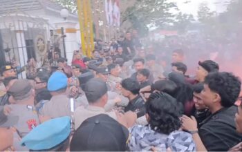 Demo Mahasiswa Berujung Ricuh di Depan Rujab Gubernur Gorontalo