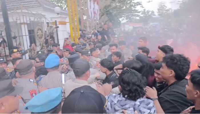Demo Mahasiswa Berujung Ricuh di Depan Rujab Gubernur Gorontalo