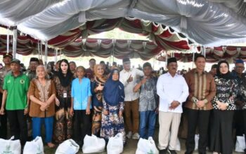 HUT ke-27 Boalemo, Pemkab Bagikan 1.000 Paket Sembako ke Warga Dhuafa