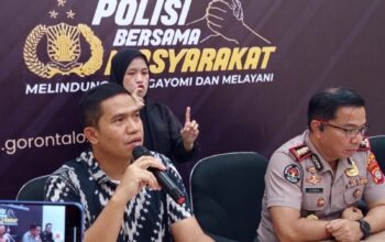Dirkrimsus Polda Gorontalo, Kombes Pol Maruly Pardede (kiri) saat memberikan keterangan terkait kasus pembongkaran eks rumah Jawatan Kantor Pos dan didampingi Kabid Humas Polda Gorontalo, Kombes Pol Marupa Sagala. Foto/Dulohupa
