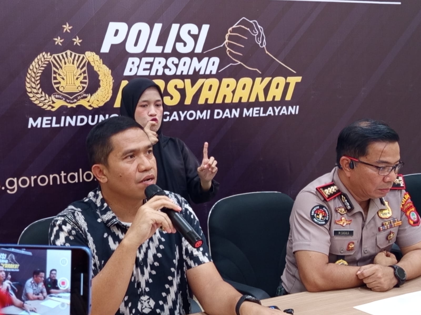 Dirkrimsus Polda Gorontalo, Kombes Pol Maruly Pardede (kiri) saat memberikan keterangan terkait kasus pembongkaran eks rumah Jawatan Kantor Pos dan didampingi Kabid Humas Polda Gorontalo, Kombes Pol Marupa Sagala. Foto/Dulohupa