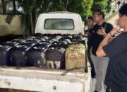Dua Mobil Pikup Bermuatan BBM Solar Subsidi yang Diamankan Personil Satreskrim Pohuwato.foto/nal