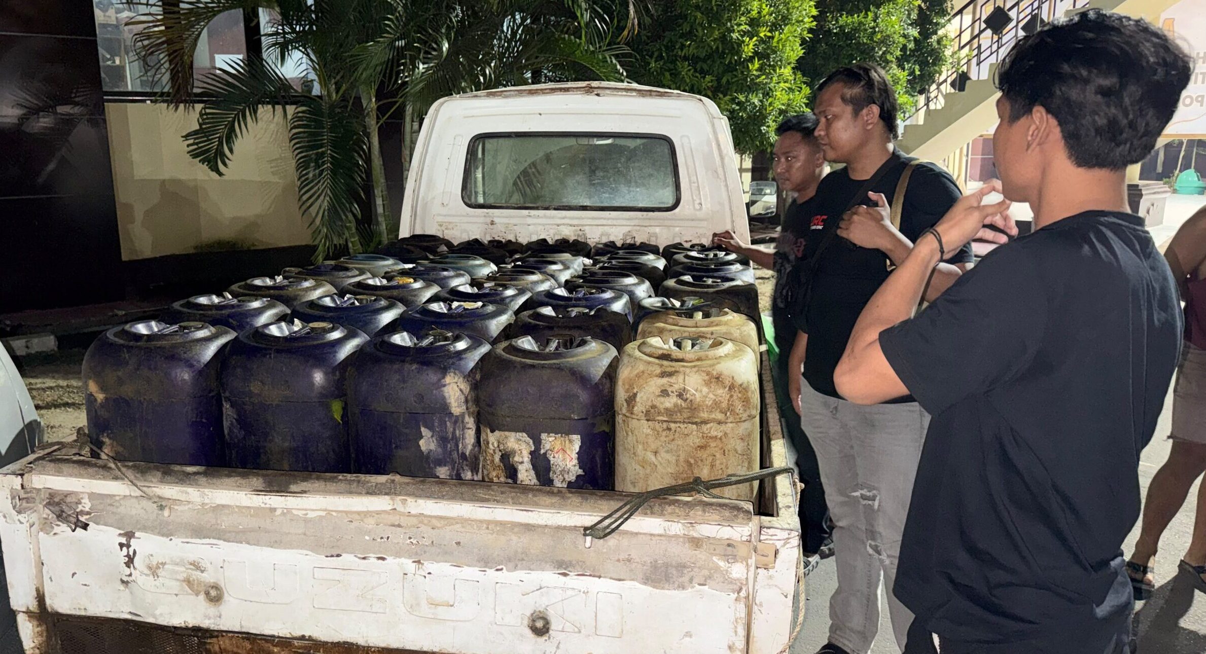 Dua Mobil Pikup Bermuatan BBM Solar Subsidi yang Diamankan Personil Satreskrim Pohuwato.foto/nal