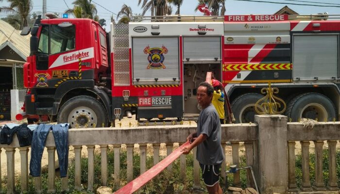 Pani Gold Mine Kerahkan Fire Truck Bantu Padamkan Kebakaran Lahan di Hulawa