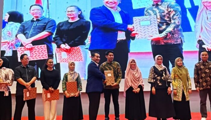 Profesi Ners FOK UNG Raih Penghargaan Platinum Terbaik Nasional
