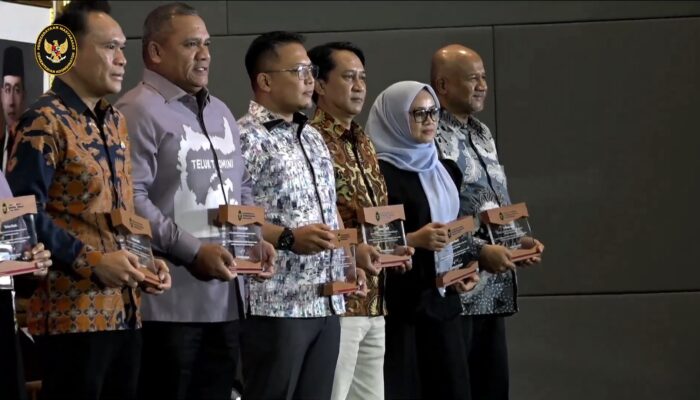 Rektor UNG Terima Penghargaan Kampus Inspiratif di Mandaya Awards 2026